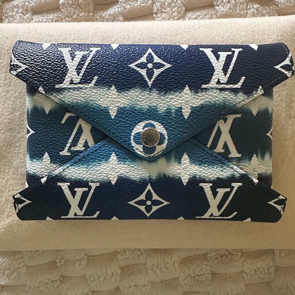 Louis Vuitton Medium Escale Kirigami Pochette